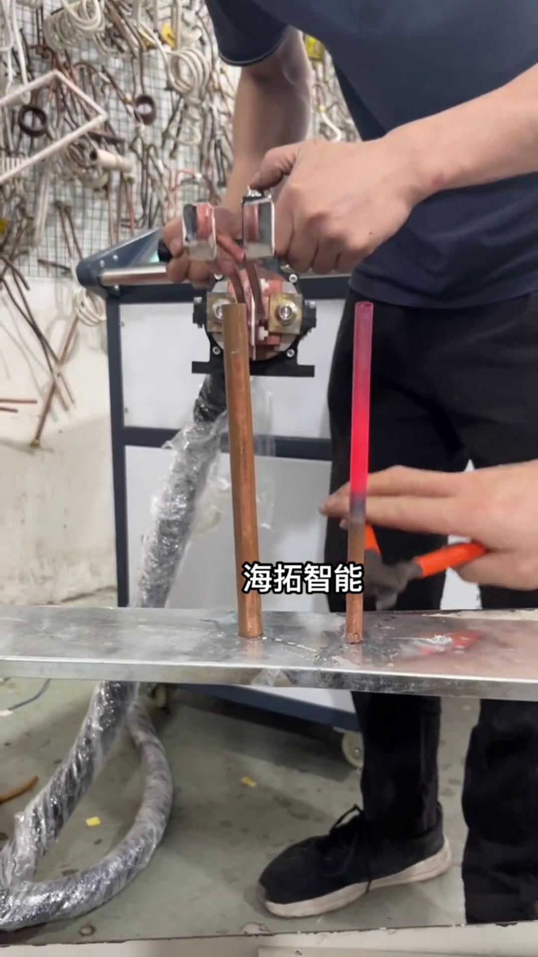 銅管加熱退火有難度嗎？沒(méi)有！只要用了海拓智能感應(yīng)加熱設(shè)備，什么淬火退火加熱焊接一切都不是問(wèn)題。 