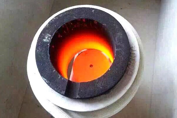 貴金屬熔煉爐，它是一種采用中頻感應(yīng)加熱設(shè)備的環(huán)保熔煉爐
