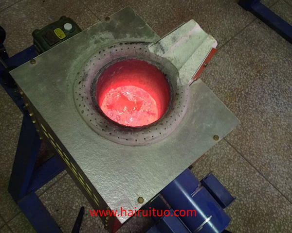 小型實(shí)驗(yàn)熔煉爐，特別是用于熔煉銅的中頻電爐，是實(shí)驗(yàn)室或小規(guī)模生產(chǎn)環(huán)境中常用的設(shè)備