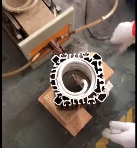 電機(jī)熱套是利用高頻機(jī)將軸承等零件套裝到電機(jī)軸上的工藝，通過(guò)高頻電流加熱實(shí)現(xiàn)快速裝配