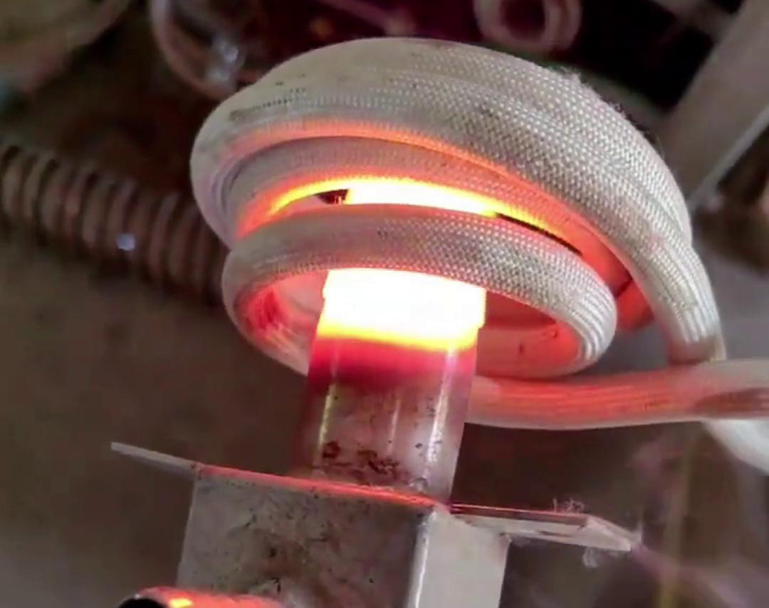手持式高頻機(jī)加熱不銹鋼管是一種高效、精確的加熱方法