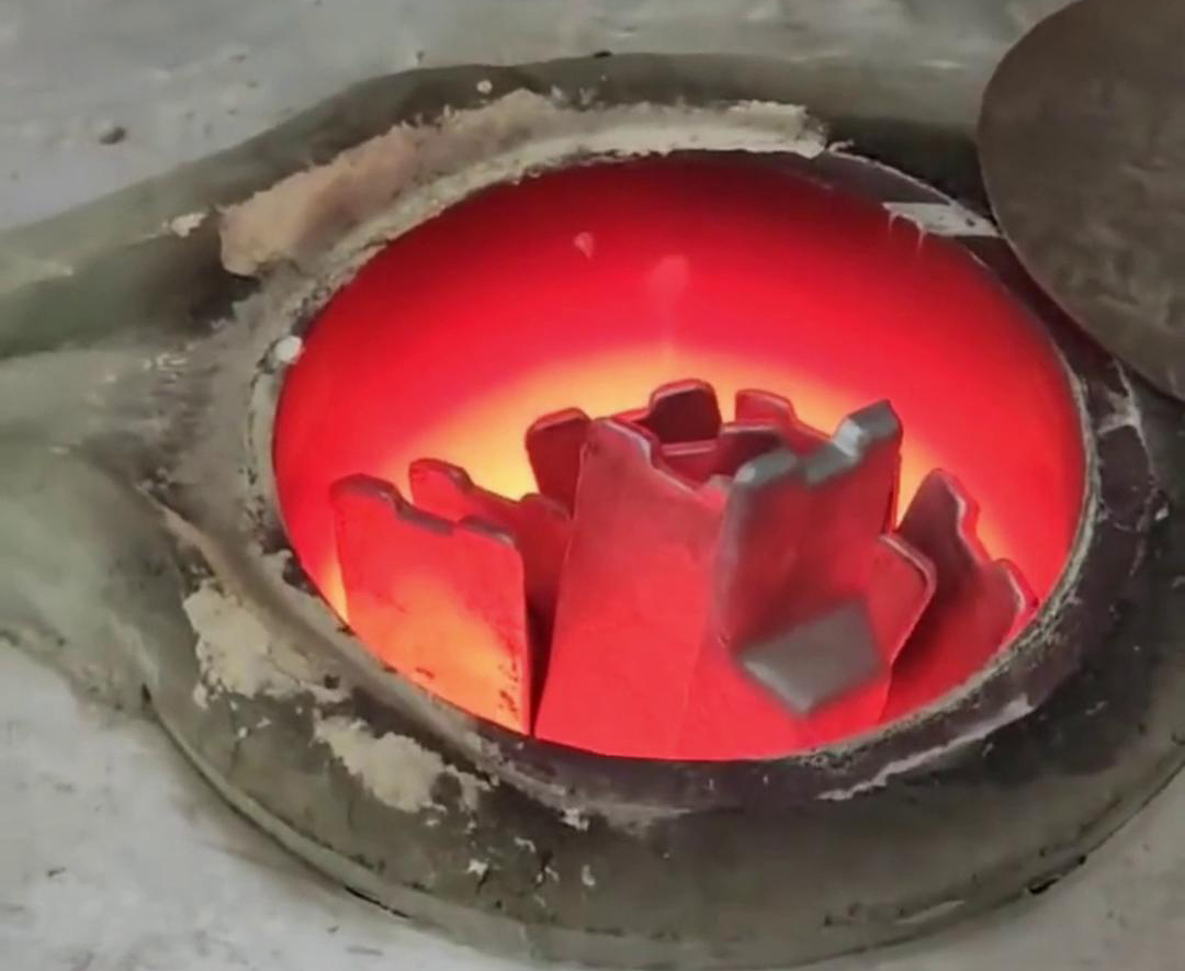 根據(jù)客戶特定的熔煉需求、生產(chǎn)規(guī)模、場(chǎng)地條件等因素，專門設(shè)計(jì)和制造的中頻感應(yīng)熔鋁爐