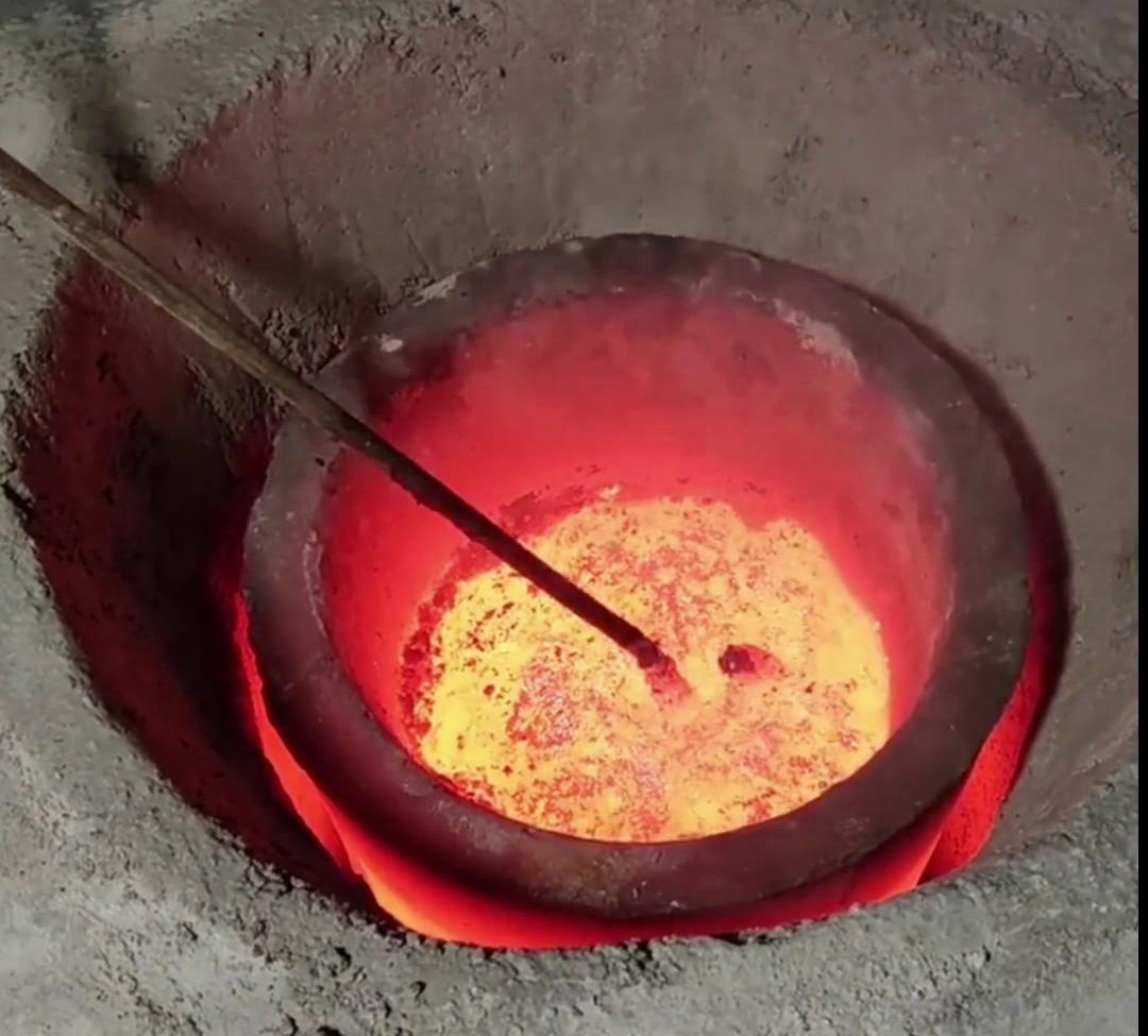 根據(jù)客戶特定的熔煉需求、生產(chǎn)規(guī)模、場地條件等因素，專門設(shè)計和制造的中頻感應(yīng)熔鋁爐(圖2)
