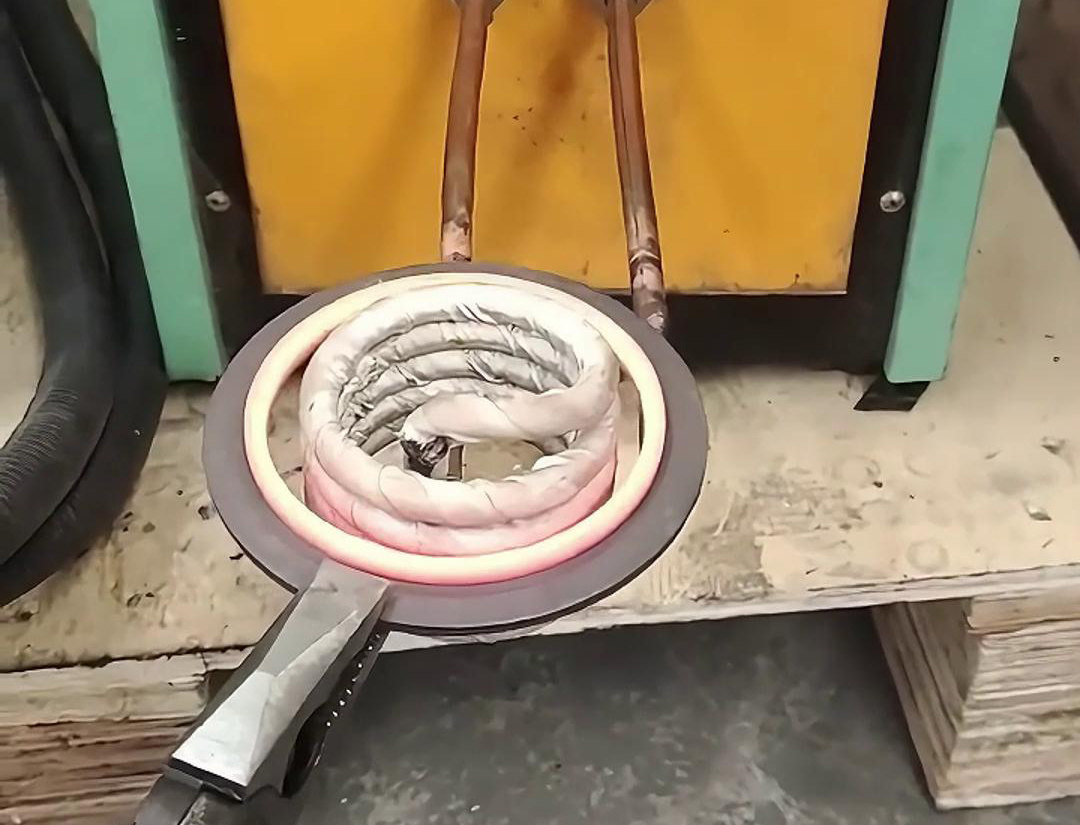 內(nèi)孔加熱，就用高頻加熱機(jī)，因?yàn)樗灰?20V電壓
