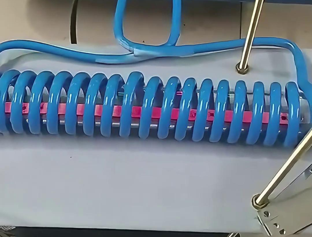 客戶定制的高頻退火機，專門用于雙孔墊片在線退火，