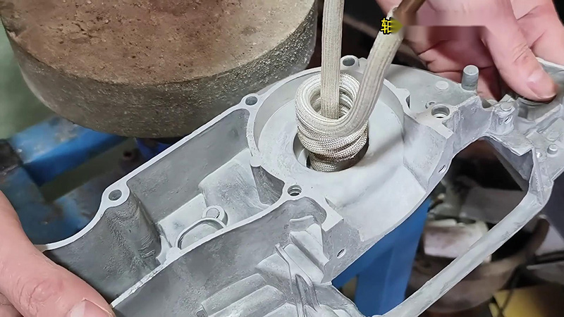 鋁殼使用高頻加熱機(jī)加熱內(nèi)孔，然后軸承熱裝配