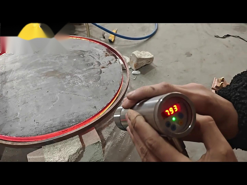 160KW超音頻感應(yīng)加熱設(shè)備完全有能力將直徑700mm、厚度20mm的圓形鋼餅加熱到900度