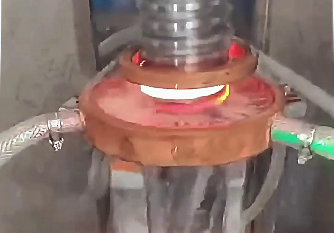 高頻絲桿淬火是一種針對絲桿類工件進行表面淬火的熱處理工藝