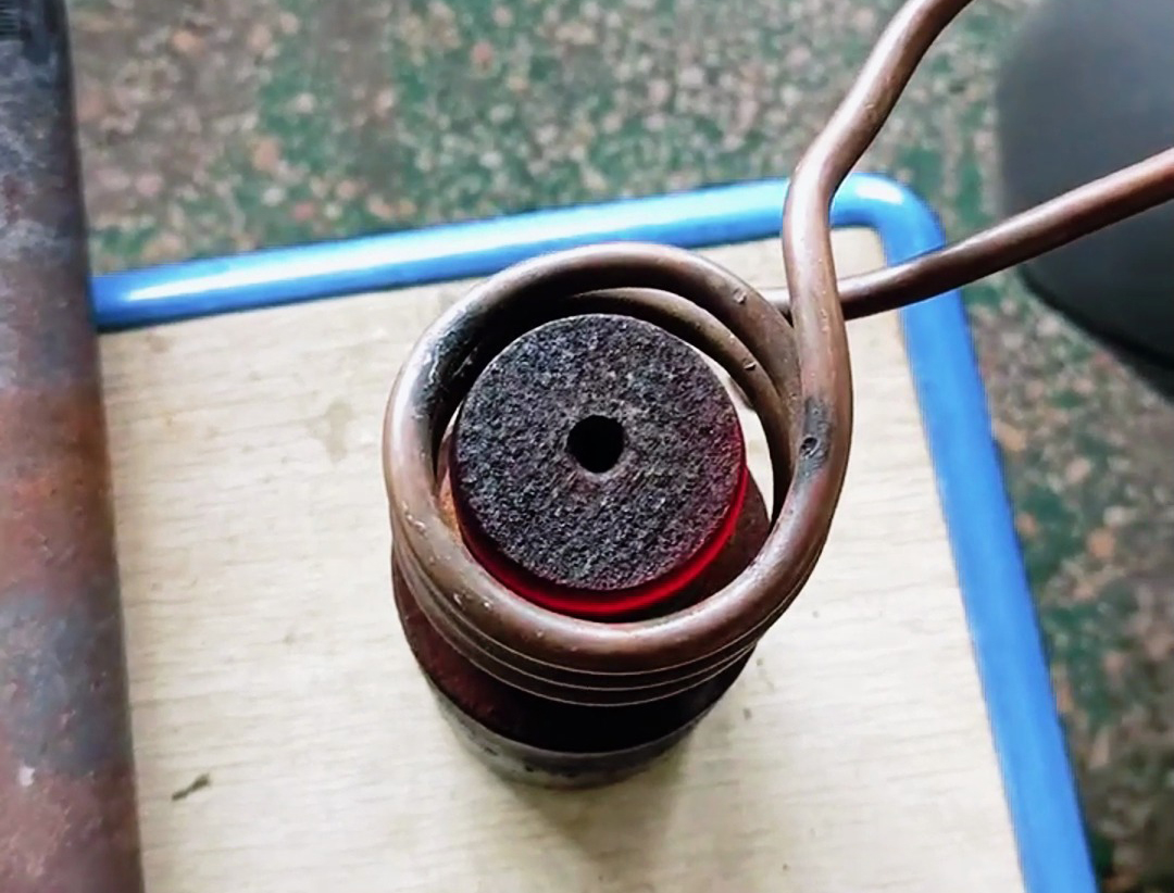 實(shí)心棒料加熱實(shí)驗(yàn)，采用了25KW的軟鏈接高頻感應(yīng)加