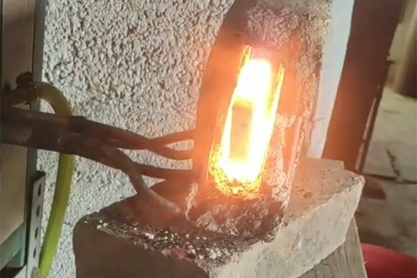 打鐵也要與時俱進(jìn)，以前燒碳加熱鋼件，現(xiàn)在都用感應(yīng)加熱設(shè)備了